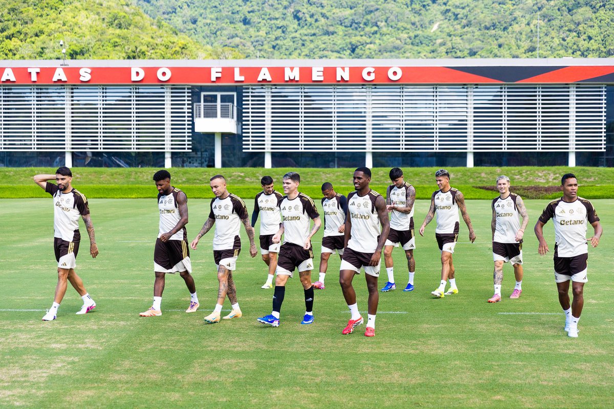 fla_infos's tweet photo. ⚠️ Leonardo Jardim implementará o sistema de concentração antes dos jogos do Flamengo.

A partir de agora, os jogadores vão dormir no Ninho do Urubu na véspera dos jogos em casa.

Com Filipe Luís, os atletas se apresentavam no CT apenas na manhã do dia do jogo.

🗞️ @venecasagrande
📸 Gilvan de Souza / CRF