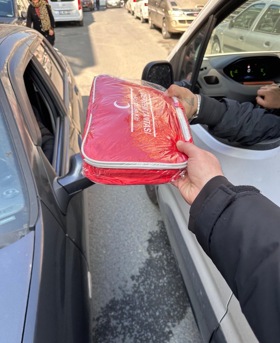 uAUNIITU's tweet photo. 1-7 Mart Deprem Haftası kapsamında farkındalık oluşturmak için deprem çantaları dağıttık. Unutmayalım; deprem değil, hazırlıksızlık zarar verir. 

#ultrAslanUNI https://t.co/UATSp2MD1e