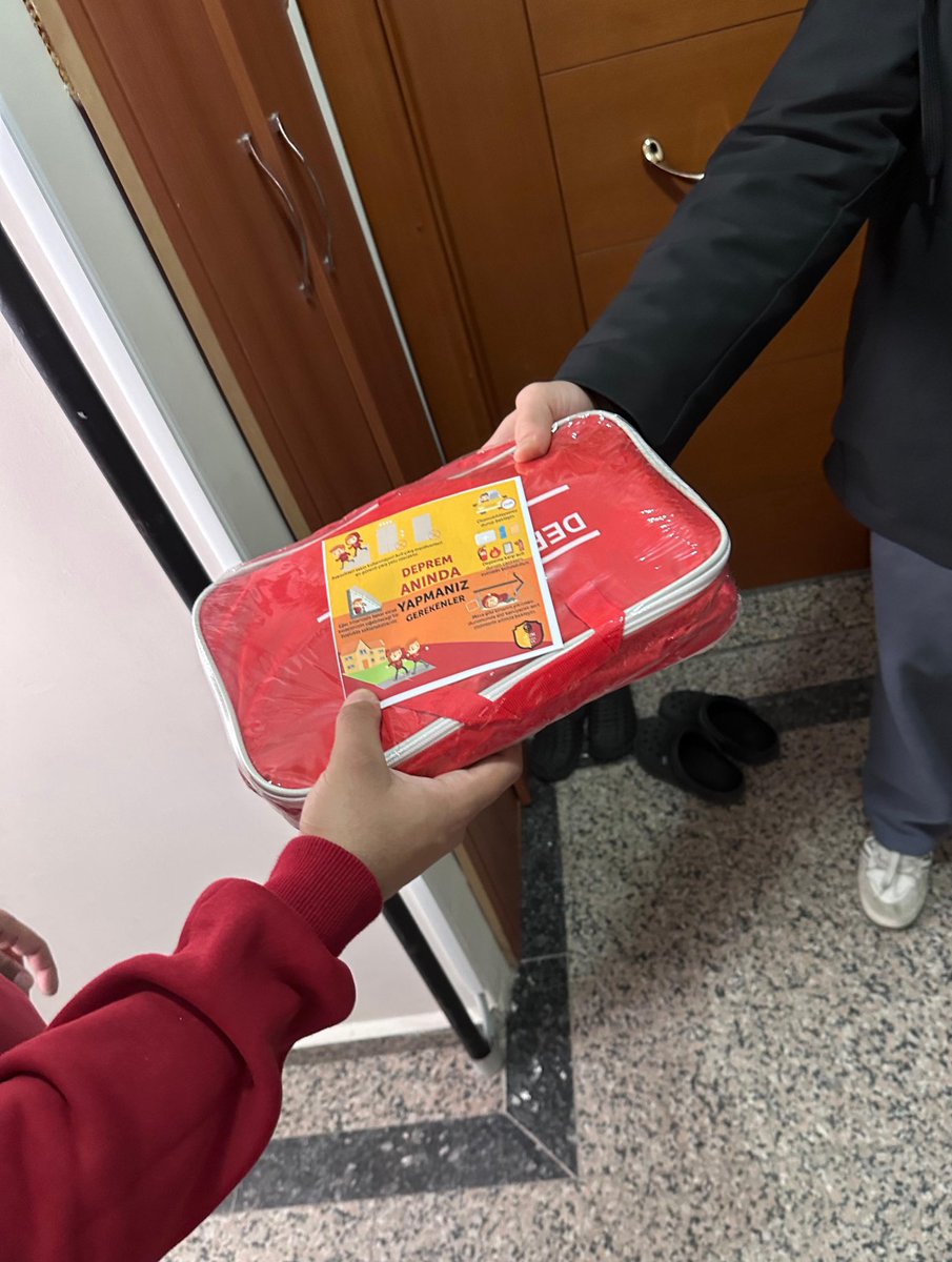 uAUNIITU's tweet photo. 1-7 Mart Deprem Haftası kapsamında farkındalık oluşturmak için deprem çantaları dağıttık. Unutmayalım; deprem değil, hazırlıksızlık zarar verir. 

#ultrAslanUNI https://t.co/UATSp2MD1e