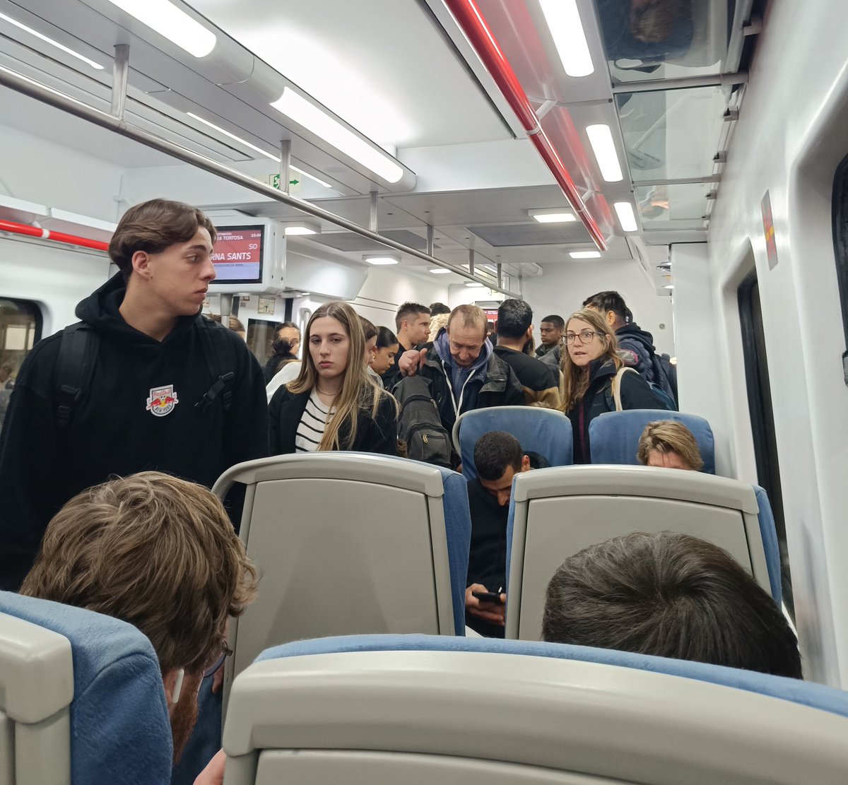 R16 direcció Tortosa sortim de Sants com una llauna de sardines. Era difícil empitjorar el servei que ja teniem però s'han superat. Dubto que Paneque, Nadal i companyia estiguin patint això aquestes setmanes

<a href="/dignitatavies/">Dignitat a les vies ⚫️</a>