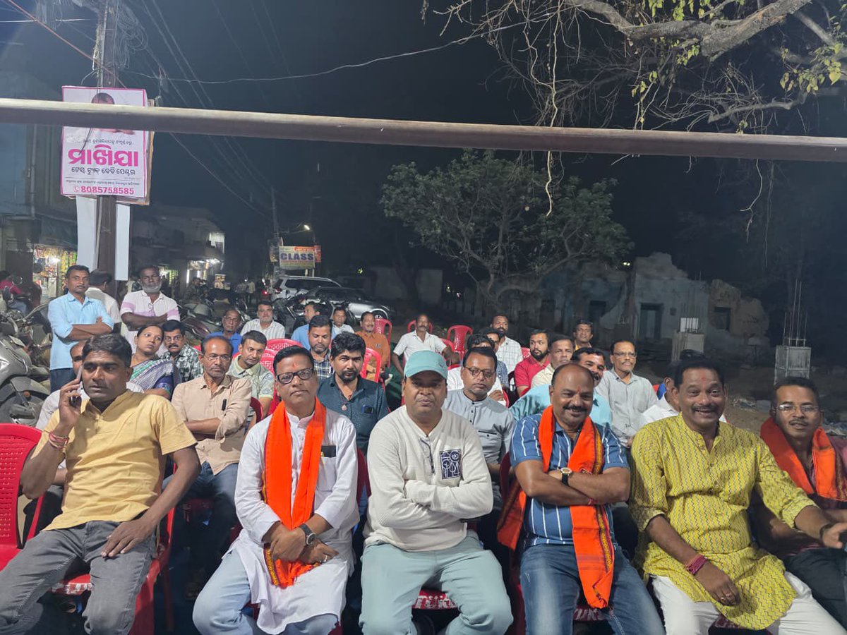 ashwiniksarangi's tweet photo. ବରଗଡ଼ ସହରର ନିଶାମଣି ସ୍କୁଲ ପାଖରେ ଥିବା ରେଭିନ୍ୟୁ କଲୋନୀ ନିକଟରେ ବିକ୍ରୟ କ୍ଷେତ୍ର ନିର୍ମାଣ ପାଇଁ ଭିତ୍ତି ପ୍ରସ୍ତର ସ୍ଥାପନ କଲି। କାର୍ଯ୍ଯକ୍ରମରେ ମୋ ସହିତ ପୌରପାଳିକା କାର୍ଯ୍ଯନିର୍ବାହୀ ଅଧିକାରୀ ଶ୍ରୀ ଦେବାନନ୍ଦ ସାହୁ ମଧ୍ଯ ଉପସ୍ଥିତ ଥିଲେ।
#VendingZone #BargarhCity #Bargarh #Odisha #BJP4Odisha #BJP4IND https://t.co/Zy5r73xqEw