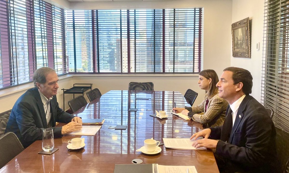 Una muy buena reunión de trabajo tuve con Fernando Rabat, próximo Ministro de Justicia y DDHH, y su jefa de gabinete Paula Bagloli. Conversamos de la agenda ministerial y comprometí mi colaboración para el éxito de su gestión. La crisis de la justicia en Chile exige todo el apoyo