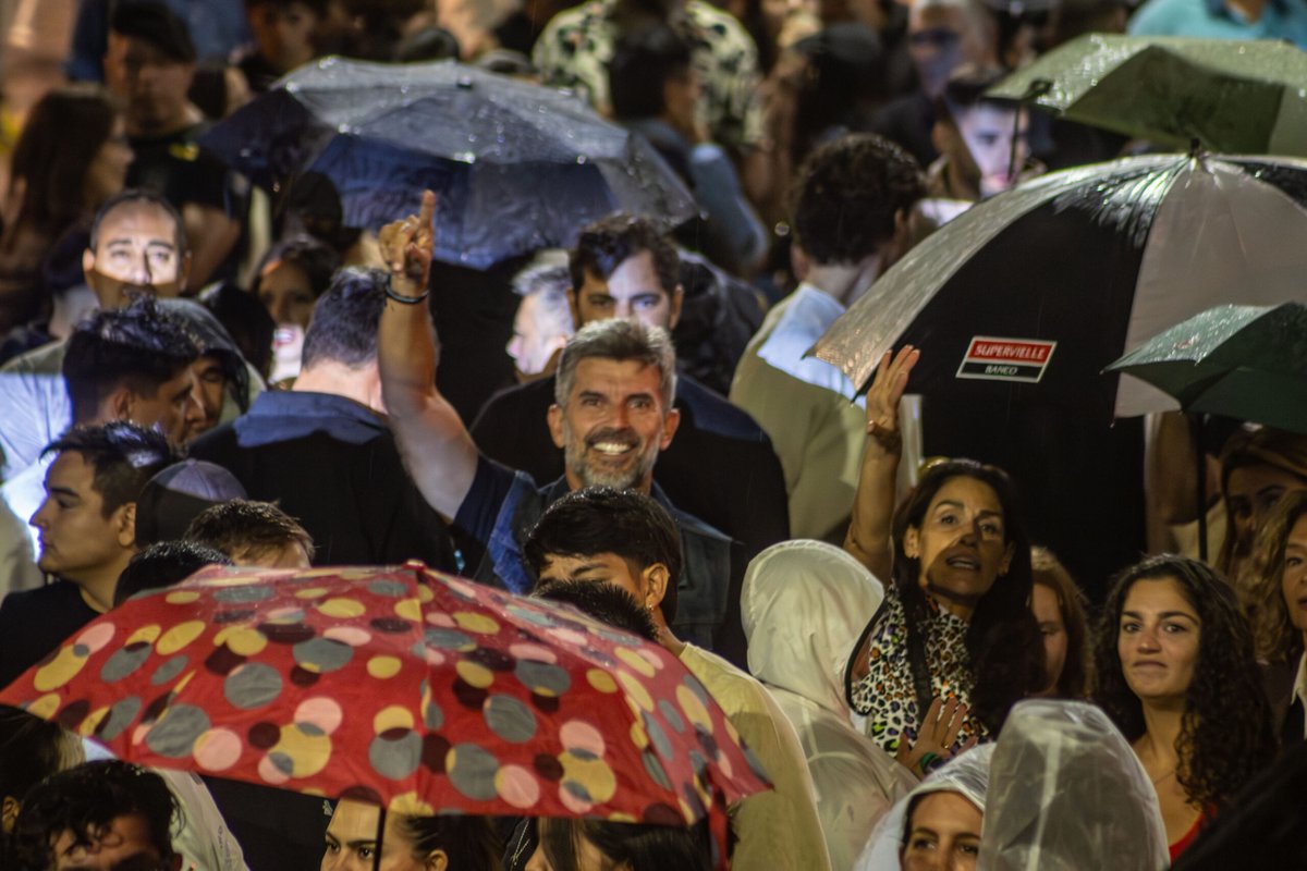 biencuyano's tweet photo. LA SINERGIA PÚBLICO-PRIVADA ES POSIBLE EN MENDOZA

Una Arístides colmada vibró al ritmo de los beats y acordes de Conociendo Rusia y Ezequiel Arias en una fiesta urbana libre y gratuita que potenció la arteria gastronómica y comercial, con buenas ideas!

https://t.co/M40rw5inWU https://t.co/Ue8z1XJwZD