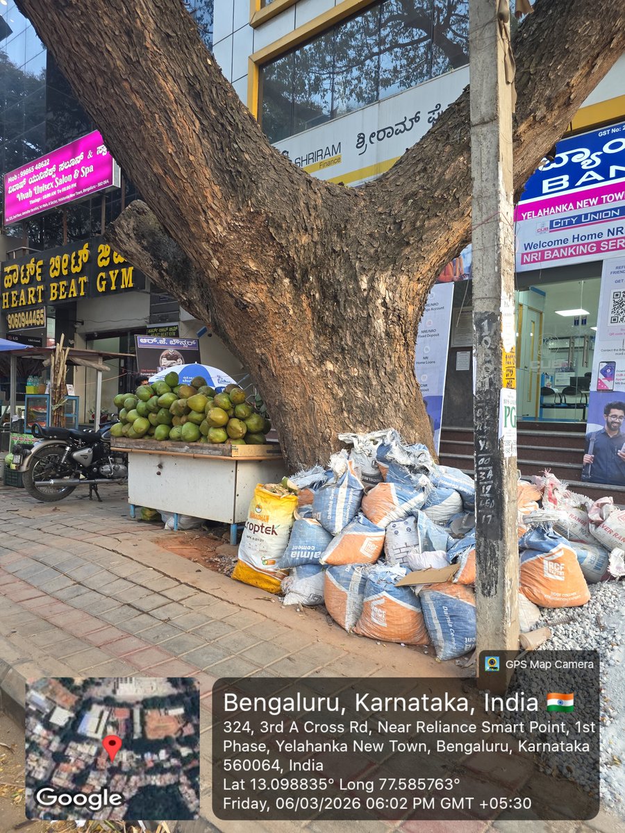 22kamu's tweet photo. @DKShivakumar @GBA_office @GBAChiefComm @yelahankatrps 
Dear sir its humble request in Yelahanka nearby city union bank footpath lane full encouraged from coconut seller and flowrist  not able use this footpath to walk, please solve this problem as soon as possible. https://t.co/jyGlE9l0Ju
