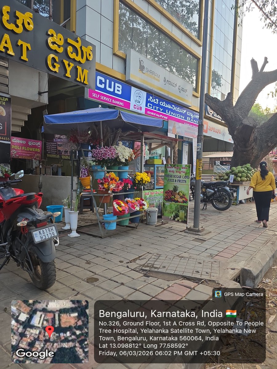 22kamu's tweet photo. @DKShivakumar @GBA_office @GBAChiefComm @yelahankatrps 
Dear sir its humble request in Yelahanka nearby city union bank footpath lane full encouraged from coconut seller and flowrist  not able use this footpath to walk, please solve this problem as soon as possible. https://t.co/jyGlE9l0Ju