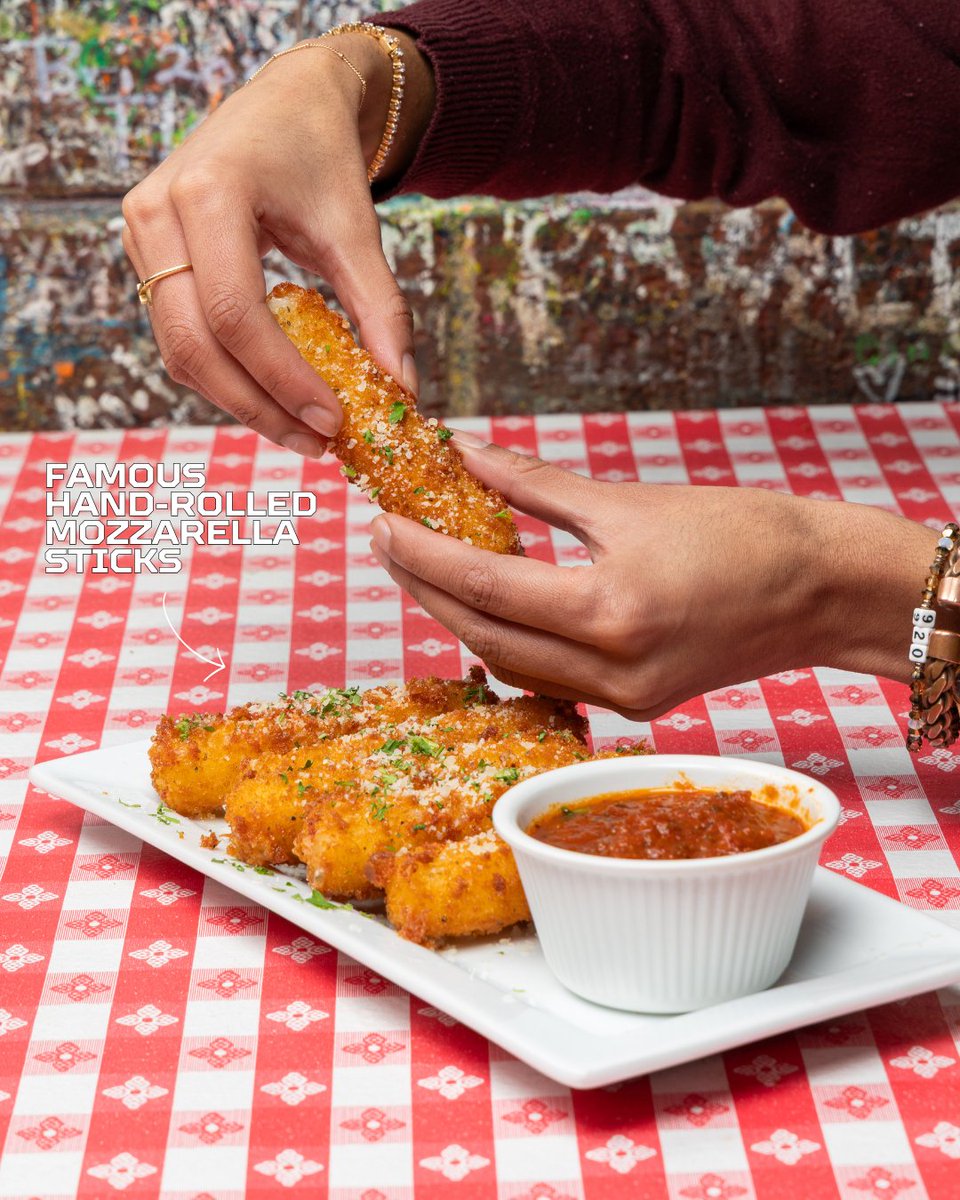 Gino's East tweet media