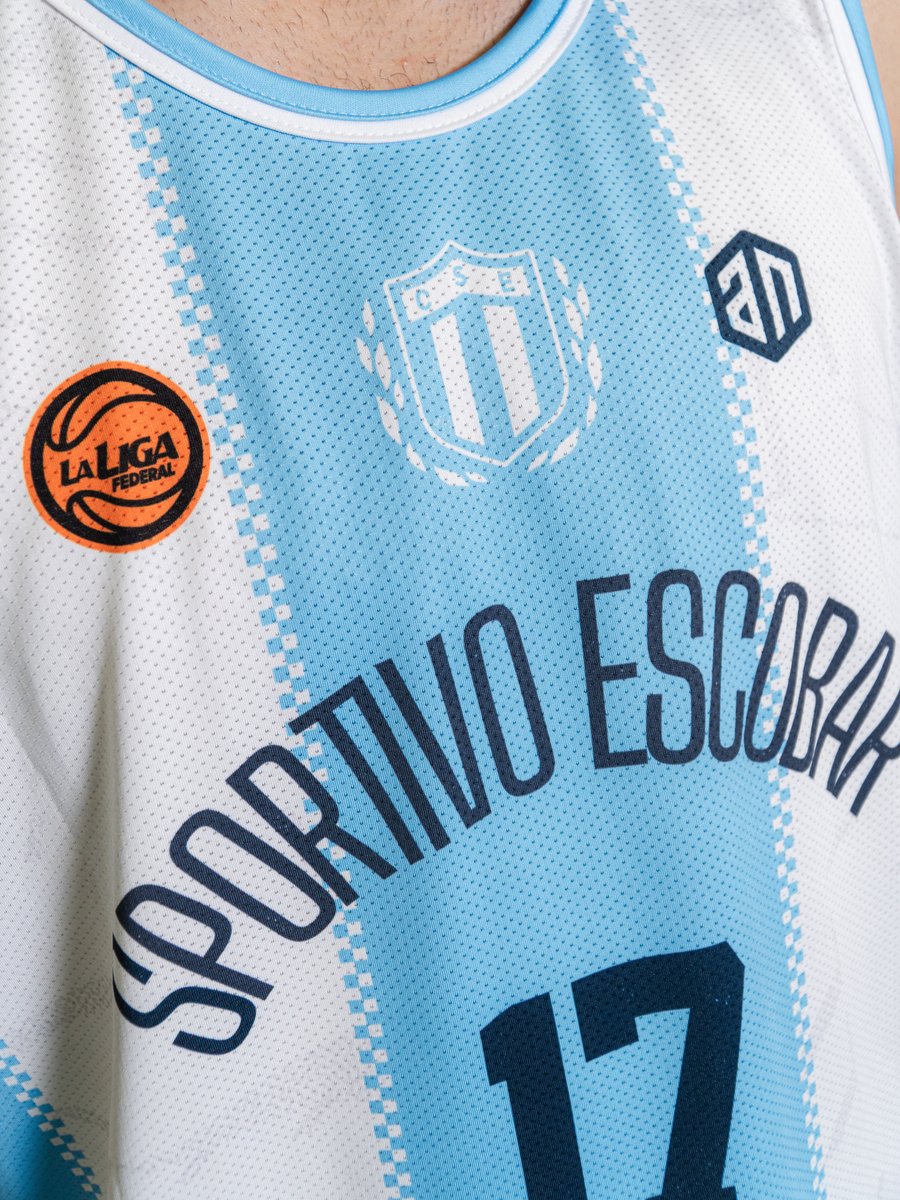 SportivoEscobar's tweet photo. 🏛️🌿 𝐃𝐞𝐭𝐚𝐥𝐥𝐞𝐬 𝐪𝐮𝐞 𝐡𝐚𝐜𝐞𝐧 𝐚 𝐥𝐚 𝐝𝐢𝐟𝐞𝐫𝐞𝐧𝐜𝐢𝐚

Inspiradas en nuestra fundación, estas prendas combinan un estilo retro con detalles y tramas arquitectónicas del edificio que dio nacimiento a nuestra institución🏛️

#SportivoEscobar101 #Basquet #LaLigaFederal https://t.co/x8xtxuvDIw