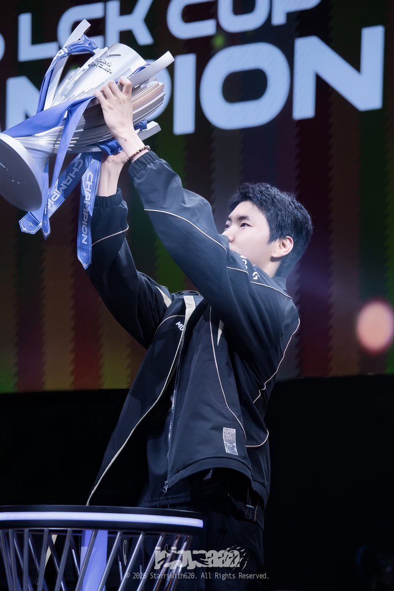 StarryWith620's tweet photo. 260301 LCK CUP HK
Trophy Time (3)

#CHOVY #쵸비 https://t.co/RQuytFUm8P