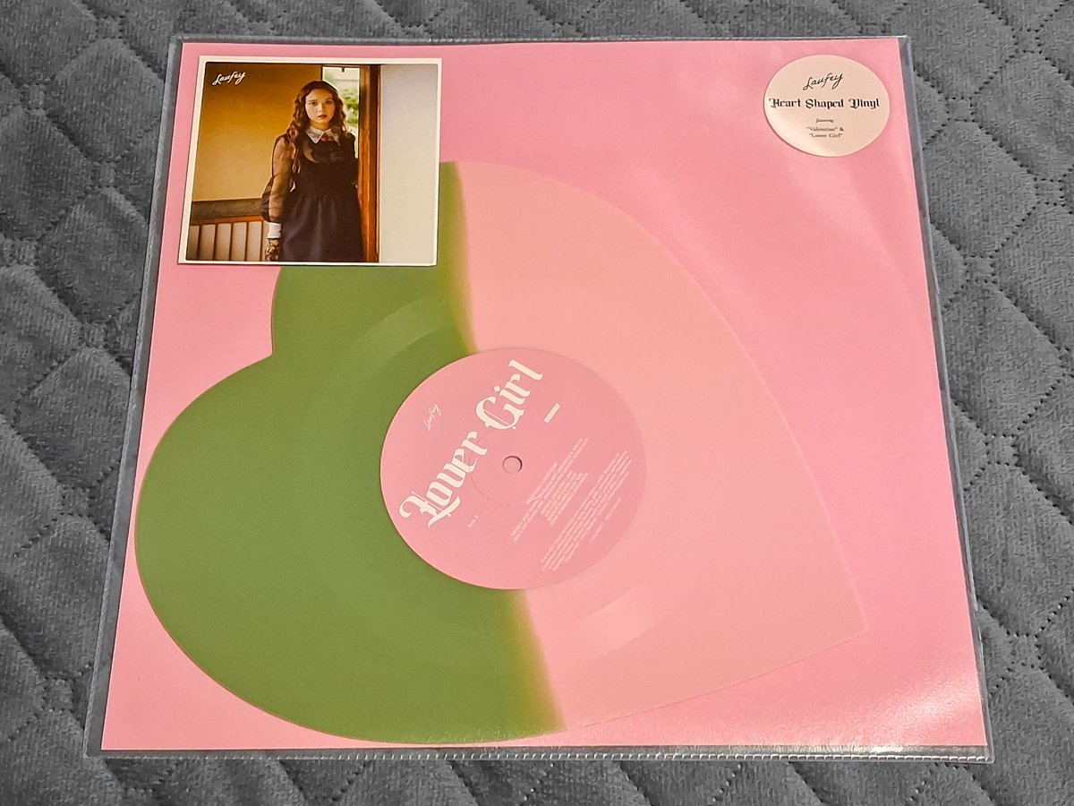 leon1216jp's tweet photo. Laufey - Valentine (Strawberry Matcha Heart-Shaped Vinyl)

之前錯過了店家有開預購的訂單
當我發現的時候已經不能再補訂單了
之前看Laufey節日出的7吋單曲膠
到目前為止幾個店家都還可以買到現貨
甚至還有1-2個店家降價再銷售
然後上網搜尋才發現是去年
就有發行過二張彩膠
搜尋後發現漲價驚人!!! https://t.co/nhMPkAbp9z