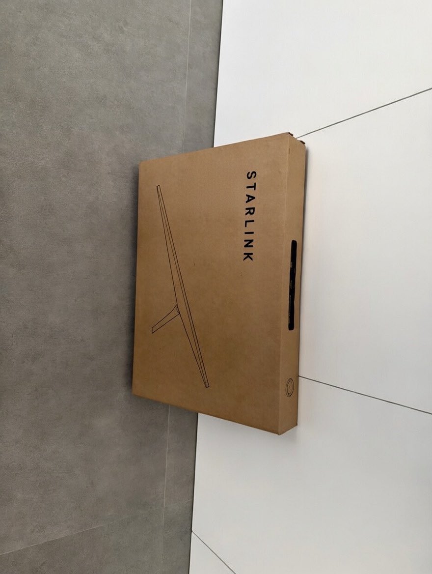 JohnXRP's tweet photo. ¡Acaba de llegar el pedido de Starlink! 🚀 En breve os enseño todo lo que trae 📦🛰️ #Starlink #InternetSatelital https://t.co/e8RwmeJvoX