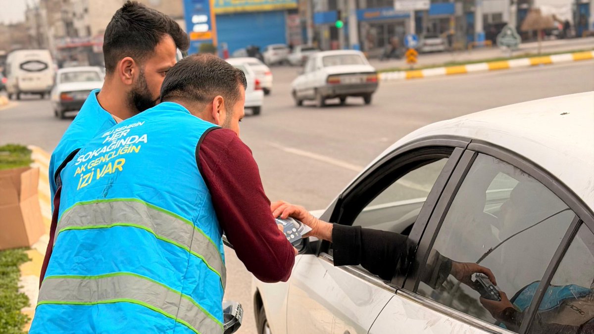 İftara dakikalar kala…

Gençlik Kollarımızla birlikte trafikte ve yolda olan hemşehrilerimize iftariyelik ikramında bulunarak Ramazan’ın bereketini paylaşıyoruz.

Rabbim birlik ve beraberliğimizi daim eylesin.

#RamazandaŞanlıurfa
#MilletimizleNiyetimizBir

#SüleymanElgün