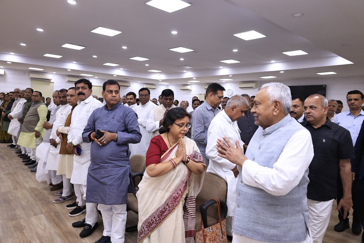 SanjayJhaBihar's tweet photo. जद(यू) की संसदीय समिति एवं विधायक दल की संयुक्त बैठक में माननीय मुख्यमंत्री श्री नीतीश कुमार के नेतृत्व में पार्टी के सभी साथियों को संबोधित किया।

इस दौरान मैंने श्री निशांत कुमार से पार्टी में सम्मिलित होने तथा सक्रिय सहयोग देने का प्रस्ताव रखा और सभी साथियों से भी उन्हें समर्थन देने की बात कही। बिहार आज जब विकास के एक नए दौर में प्रवेश कर रहा है, तब हमें योग्य, कुशल और ऊर्जावान युवाओं की आवश्यकता है।

पार्टी के अनेक कार्यकर्ताओं और शीर्ष नेतृत्व की भी यह राय है कि नई पीढ़ी को आगे आकर संगठन और जनसेवा के कार्यों में अपनी भूमिका निभानी चाहिए।

विश्वास है कि युवाओं की ऊर्जा के साथ जद(यू) संगठन और अधिक सशक्त होगा तथा बिहार के विकास और जनसेवा के संकल्प को नई गति मिलेगी।

@NitishKumar @Jduonline