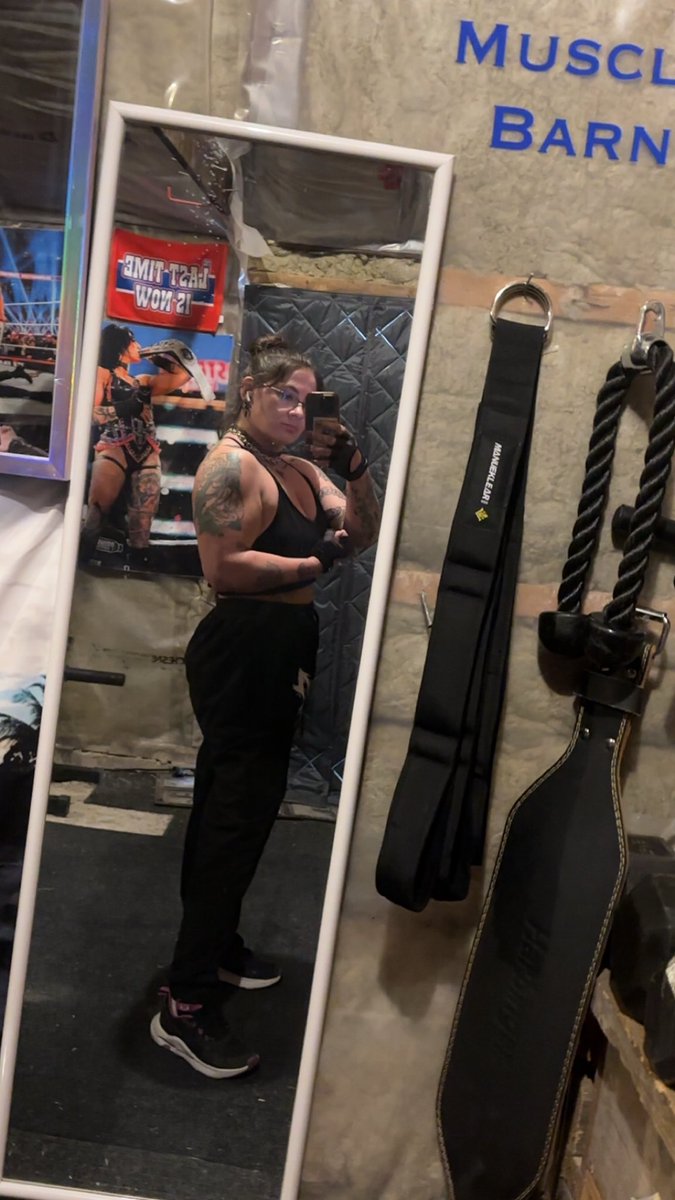 shilahdiminie's tweet photo. Here am I, take me to the pearly gates so I can look you in the eyes and spit in your face 😈💪🏽 #dethrone #badomens #gains #girlswithmuscle #chronicillness https://t.co/j70HDz8Qbp