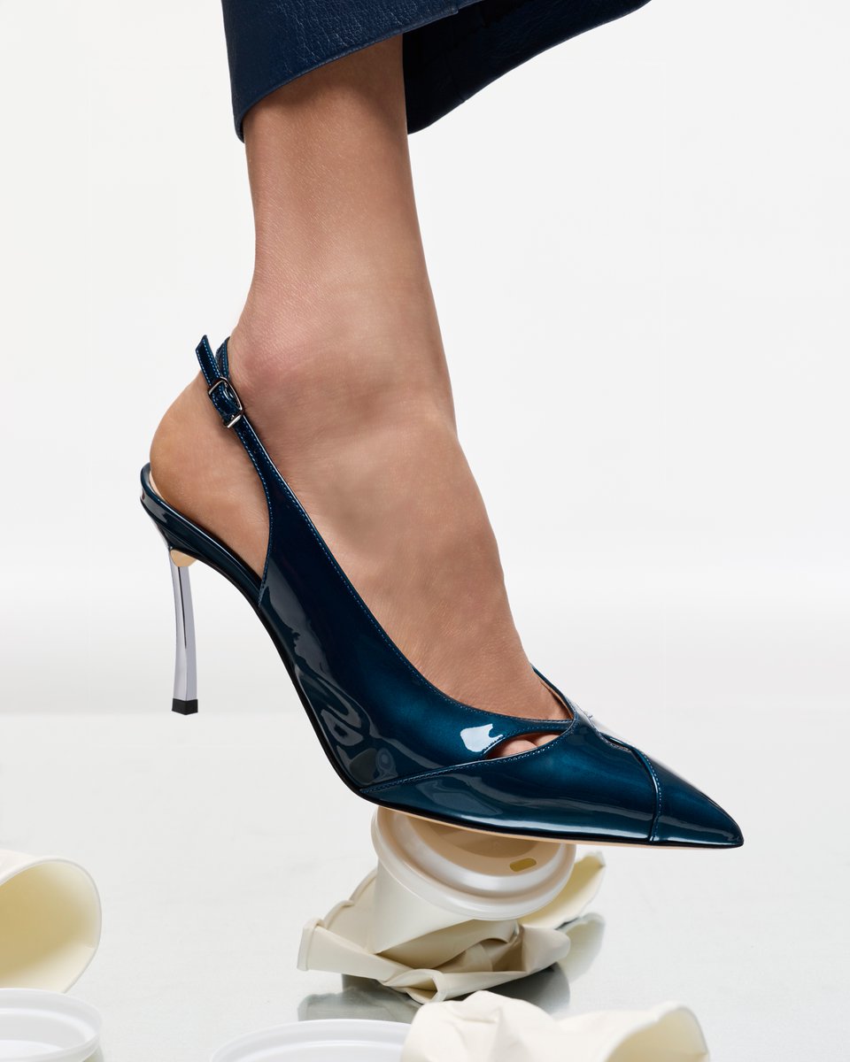 CesareCasadei's tweet photo. Tacked deadlines, steady stilettos. Blue Troll keeps it cool. https://t.co/6ROOuWE4j3