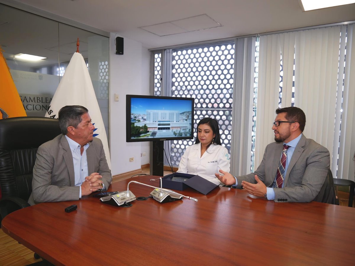 Aemfyc's tweet photo. La @AEMFYC otorgó un reconocimiento al Asambleísta @PabloJuradoEC  por su apertura para escuchar y respaldar las propuestas orientadas a fortalecer la Especialidad de Medicina Familiar y Comunitaria.
Desde la primera línea de atención, los profesionales de salud conocemos (...) https://t.co/iFt7uyiJkG