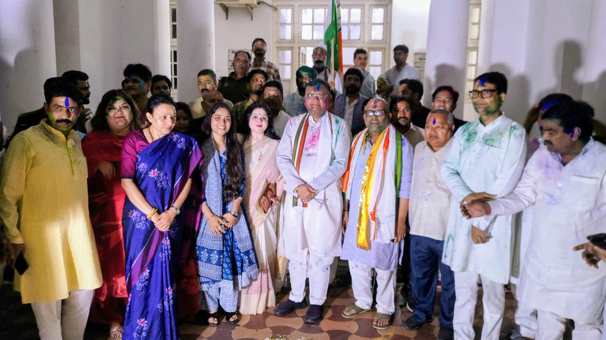 आज प्रदेश कांग्रेस कार्यालय में उत्तर प्रदेश कांग्रेस कमेटी द्वारा आयोजित होली मिलन समारोह में कांग्रेस परिवार के सम्मानित साथियों, वरिष्ठ नेताओं, पदाधिकारियों तथा समर्पित कार्यकर्ताओं के साथ आत्मीय सहभागिता करते हुए रंगों के इस पावन पर्व की हार्दिक बधाई एवं शुभकामनाएँ दीं।