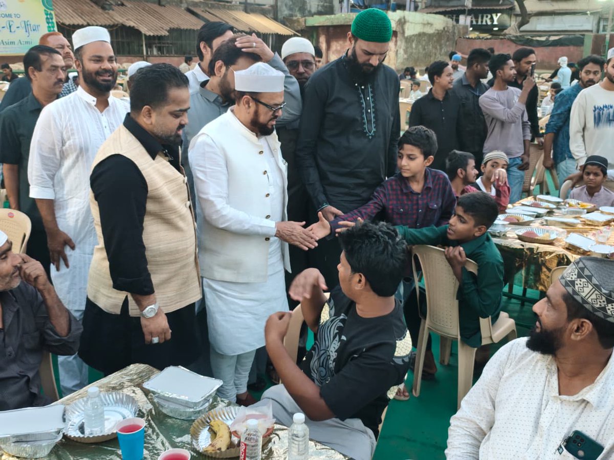 abuasimazmi's tweet image. आज की दावत-ए-इफ्तार अपने गोवंडीवासियों के साथ।
हम सब मिलकर रहें, मोहब्बत और अमन के साथ।

#MankhurdShivajiNagar #Govandi #Ramadan #Iftar #AbuAsimAzmi