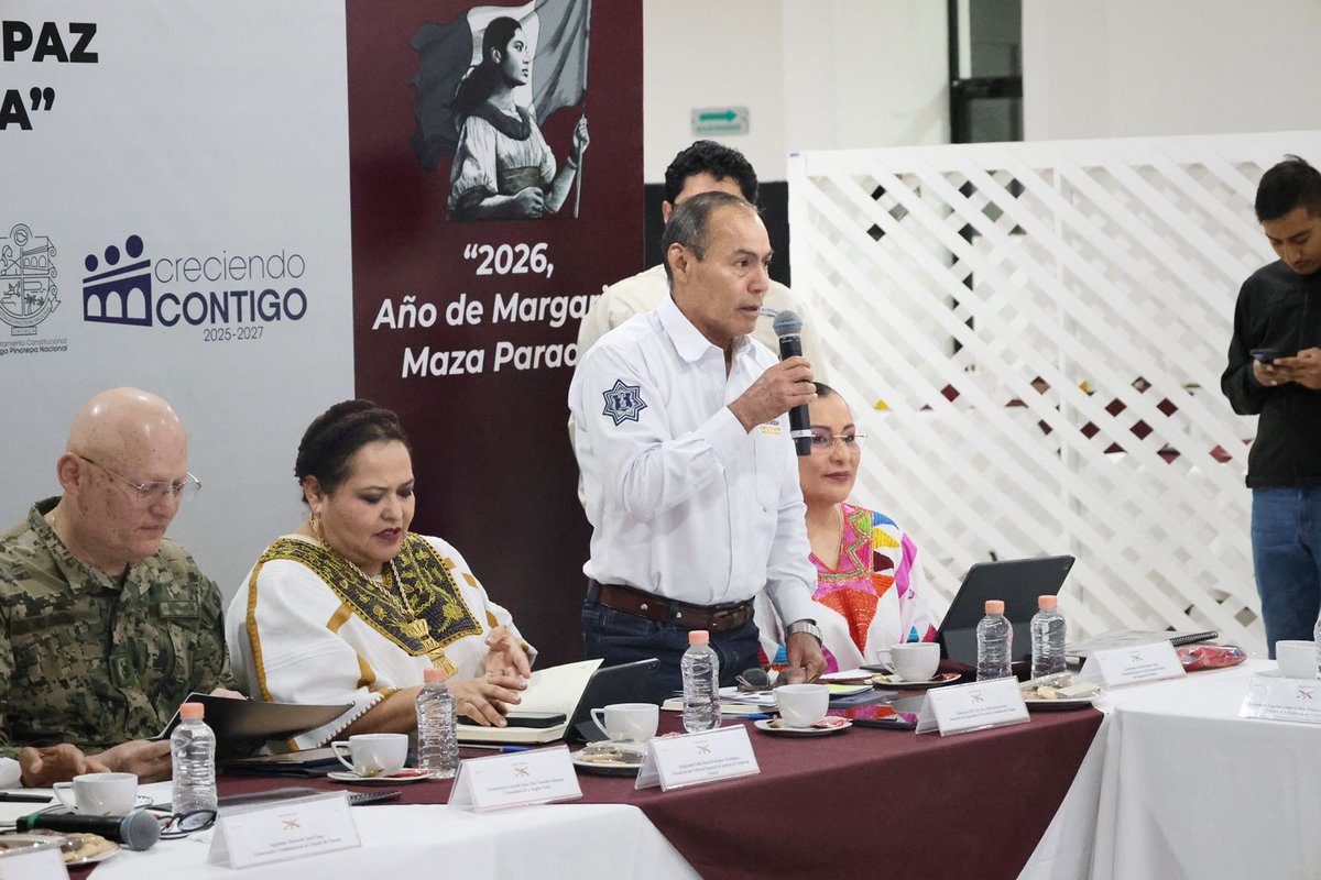 Todos los días coordinamos acciones que ayuden a mantener la paz social y tranquilidad del territorio estatal. Esta mañana en Pinotepa Nacional, el Almirante <a href="/FelixQuirozJ/">Félix Quiroz Javier</a> participó en la Sesión 46 de la Mesa de Coordinación Estatal para la Construcción de la #PazYSeguridad.