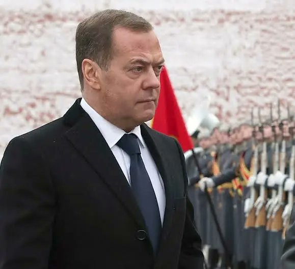 ConflictTR's tweet image. 🔴 Dmitry Medvedev:

Körfez Arap ülkeleri, Amerikan üslerinin kendi topraklarına girmesine izin verdiler. Safça, onlardan koruma beklediler. Asla!

ABD sadece bir ülkeyi korurken, bu üsleri kullanıyor.

ABD üslerine gerçekten ihtiyacınız olup olmadığını iyice düşünün – bunlar