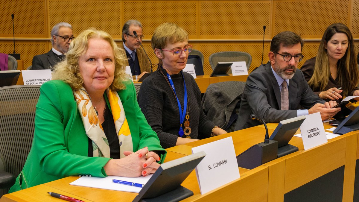 ep_diplomacy's tweet photo. 🇧🇷🇪🇺 Digital cooperation between the EU and Brazil on 🤖 artificial intelligence and digital legislations.
This dialogue is of key importance for both and wish to strengthen their cooperation towards a digital future which is innovative, inclusive and based on democratic principles.

Fruitful exchange between European Parliament Del. Brazil (D-BR) @HlderSousaSilv1 , European Commission and members of a mixed delegation from Brazil, including:
🔹Aguinaldo Ribeiro, Rapporteur for the Draft Regulation on Artificial Intelligence in the @camaradeputados ;
🔹Hermano Tercius, Secretary of Telecommunications in the Brazilian @mincomunicacoes ;
🔹Waldemar Gonçalves, Director-President of the Brazilian National Data Protection Agency (#ANPD); and
🔹Laura Schertel Mendes, Professor and Rapporteur for the @SenadoFederal  Committee of Jurists for the Regulation on Artificial Intelligence.

From the EU side:
🔹MEP Brando Benifei @brandobenifei , co-rapporteur for the AI Act (#IMCO); and 
🔹Beatrice Covassi from @DigitalEU outlined the legislation's key features, its implementation challenges, and the road ahead for EU digital policy.

On the table: 
🌉 The prospect of the current Digital Dialogue with the Commission wishing to evolve into a fully-fledged Digital Partnership. The exchange offered a rare space for legislators and implementation bodies to compare notes and align approaches.
🛡️ One message came through clearly: a shared approach to digital governance that is human-centric, ethical and grounded in fundamental rights; with data protection and the safeguarding of minors online.