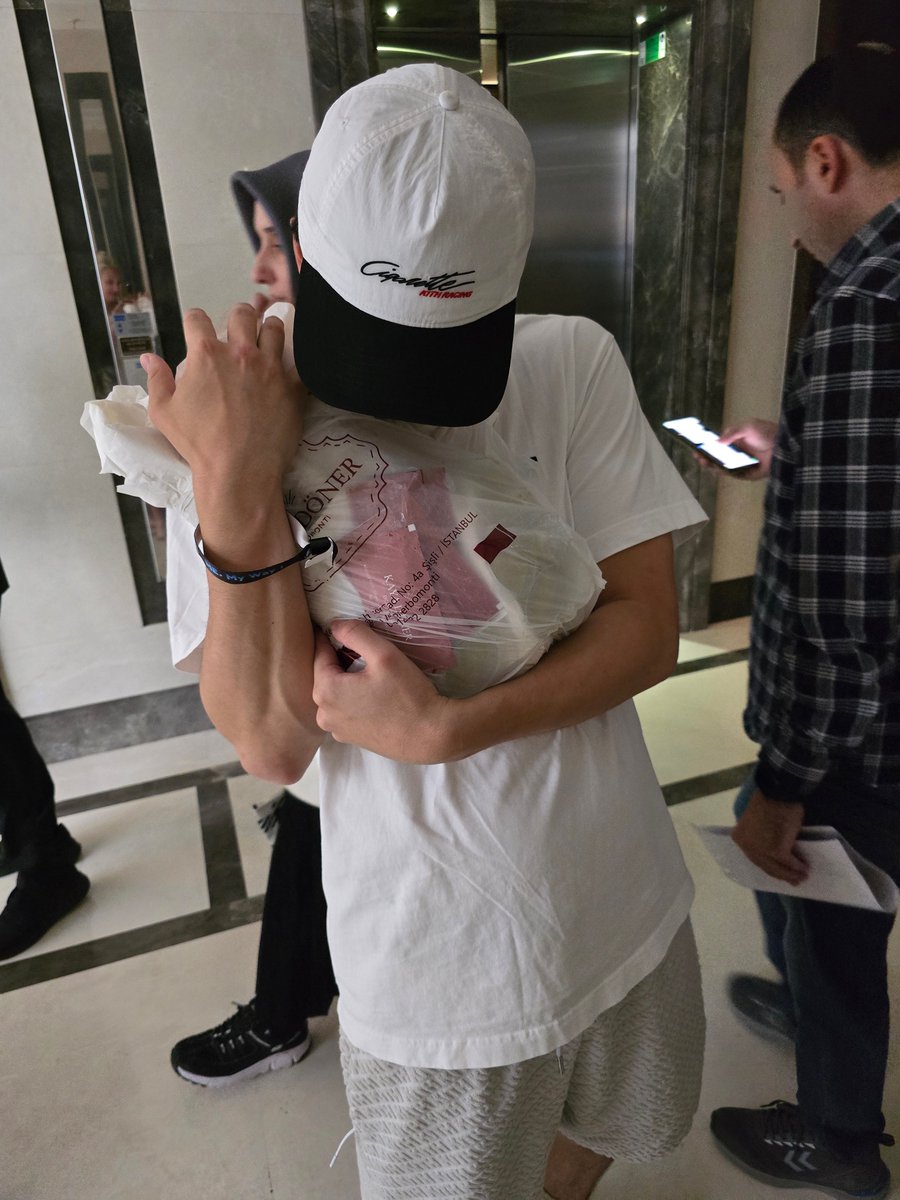 Lindsay Poss tweet media