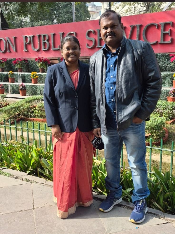 I strongly believe discipline begins at home and becomes a way of life.
This is Inspector Sudhakar, who works in #Vijayawada.
Disciplined &amp; honest officer.
His daughter secured AIR 520 in UPSC.
Congratulations to him and best wishes to his daughter for her bright future. 👏🎉