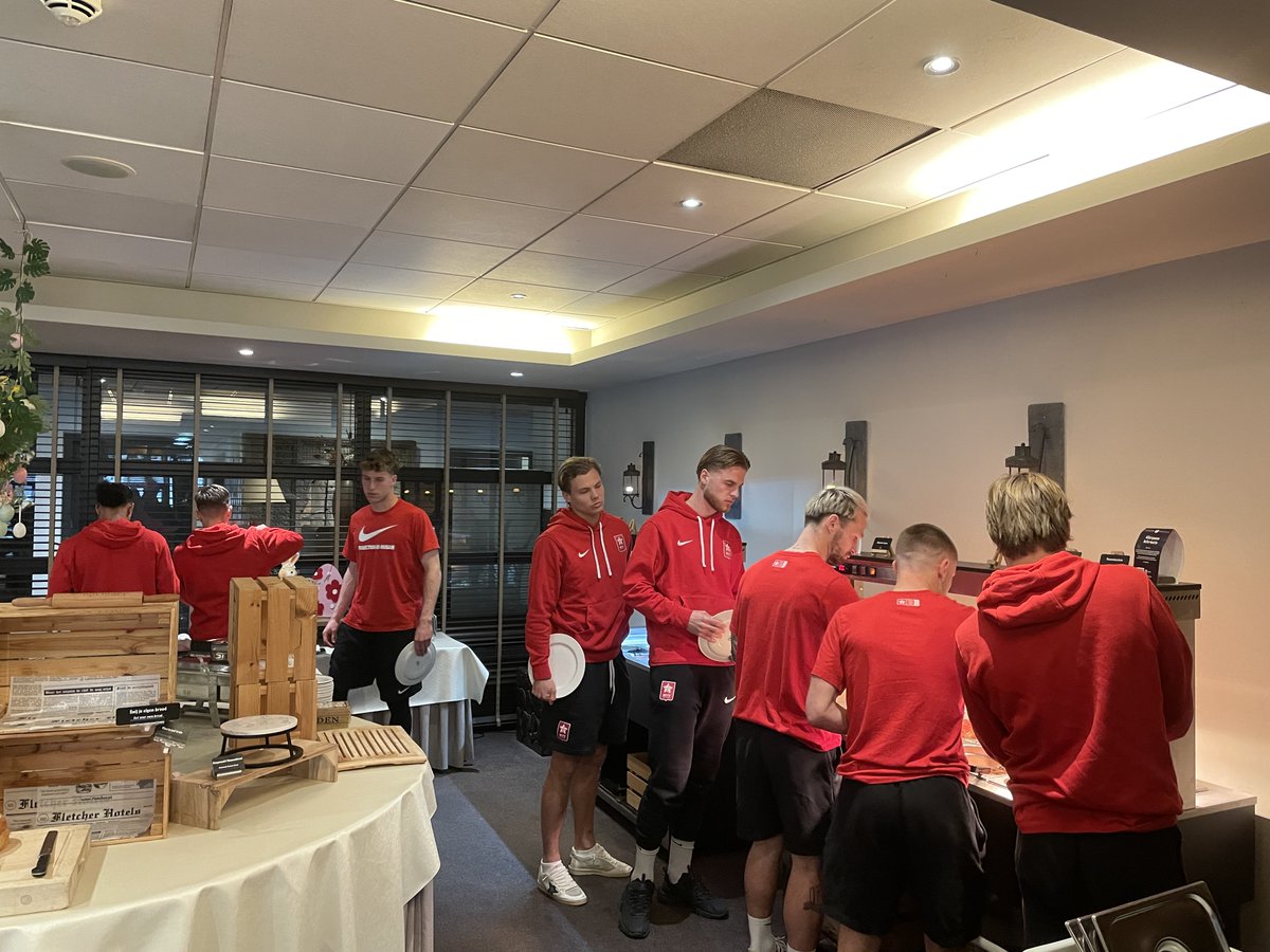 FletcherFootbal's tweet image. Vanmiddag is @mvvmaastricht te gast bij Fletcher Hotel Trivium in Etten-Leur. Het team zal hier een sportmaaltijd nuttigen en de wedstrijdbespreking houden.

Wij danken MVV voor hun komst en wensen ze veel succes vanavond ⚽

#DORMVV #MVV #KKD #KeukenKampioenDivisie #voetbal