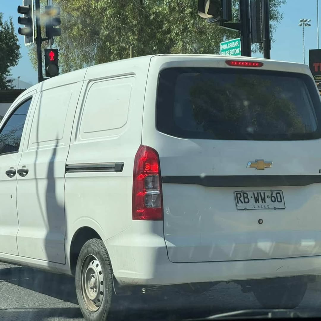 CarlosAmpuero's tweet photo. MALTRATO ANIMAL 

Hace pocos minutos ocurrió esta situación en Av. Victoria, #Rancagua (Chile). Una seguidora  envía este registro y solicita máxima difusión para denunciar este acto totalmente inaceptable cometido por esta mujer.
@munirancagua @ragliatim https://t.co/h9tPpuiJiu