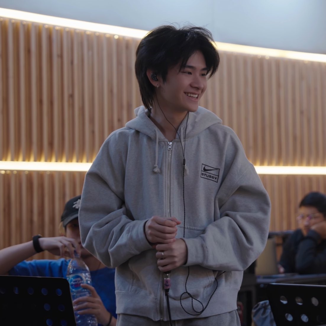 เหมือนมือกลองหล่อๆที่อยู่หลังๆแต่เวลามีงานคือคนมารอดูฉ่ำ โซเชียลไม่ค่อยเล่น งานอดิเรกคือเลี้ยงหมา วันๆก็ขับรถไปส่งแฟนเรียนตึกนิเทศแล้วกลับไปซ้อมวง