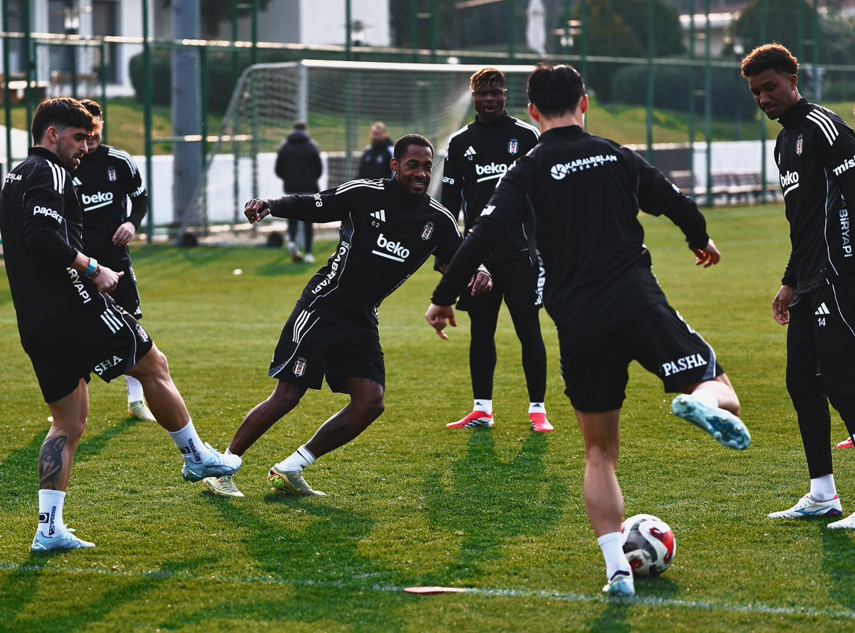 Besiktas's tweet photo. Galatasaray maçı hazırlıklarını tamamladık. 🦅 https://t.co/Eb5VtC7JfU