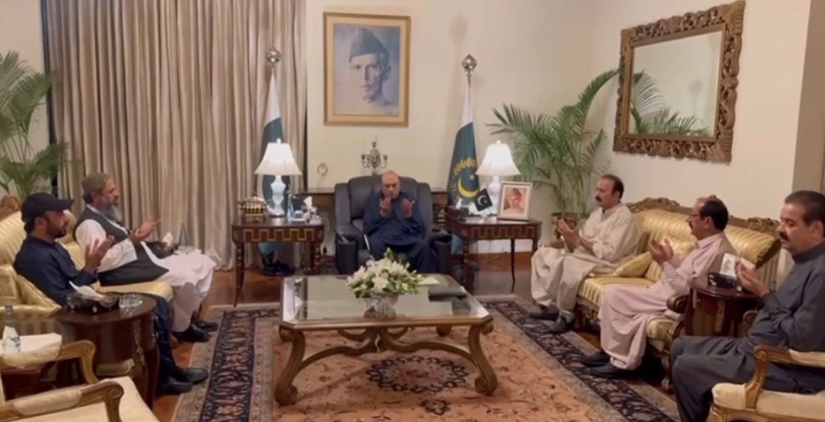 SyedaViews's tweet image. صدرِ مملکت آصف علی زرداری سے بلوچ رہنما شفیق الرحمان مینگل کی اہم ملاقات۔ ملاقات میں سینئر نائب صدر پیپلز پارٹی بلوچستان علی حسن زہری بھی موجود تھے جبکہ بلوچستان سے پارٹی رہنما ملک چنگیز خان اور جمیل احمد بریجو بھی ہمراہ تھے
#StandWithMirShafiqMengal
#StandForPakistan