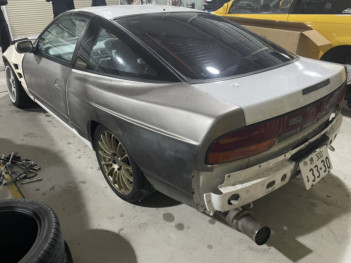s_nishinokun's tweet photo. 即ドリ 180sx 売ります（代理）

200万円。（今月中に名義変更出来る方に限る）

車検令和9年12月まで。

ボディ事故歴なしですが天井凹みあり。
ホイールは転がし、シートは純正に変わります。

改造点はコメント欄で確認お願いします。

#車売ります
#180sx売ります
#シルビア売ります
#即ドリ https://t.co/ljRo2GXQTd