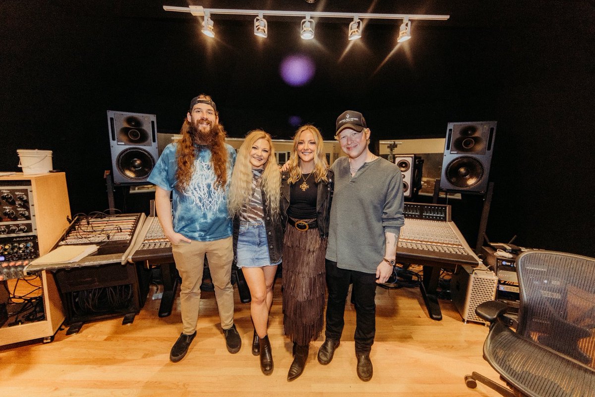 American Blonde tweet media