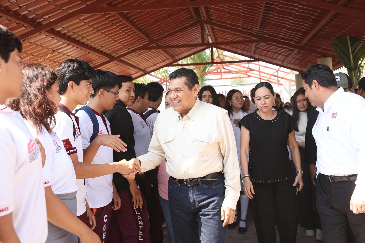 TabascoJavier's tweet photo. Acompañamos con mucho gusto a la Alcaldesa de #Cunduacán, @Mariadelacruzmx, a las instalaciones del plantel 06 del @CobatabJoven, donde se construyen obras de equipamiento urbano y de infraestructura educativa con presupuesto municipal. Esto es el resultado de una buena administración del presupuesto, porque cuando se maneja con honestidad, alcanza y rinde para generar bienestar.

Aquí reafirmamos el compromiso con las juventudes tabasqueñas, que siempre contarán con nuestro apoyo.