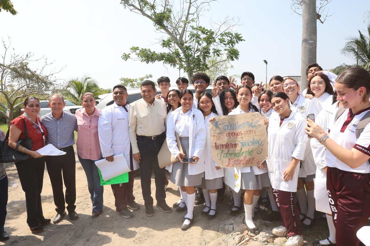 TabascoJavier's tweet photo. Acompañamos con mucho gusto a la Alcaldesa de #Cunduacán, @Mariadelacruzmx, a las instalaciones del plantel 06 del @CobatabJoven, donde se construyen obras de equipamiento urbano y de infraestructura educativa con presupuesto municipal. Esto es el resultado de una buena administración del presupuesto, porque cuando se maneja con honestidad, alcanza y rinde para generar bienestar.

Aquí reafirmamos el compromiso con las juventudes tabasqueñas, que siempre contarán con nuestro apoyo.