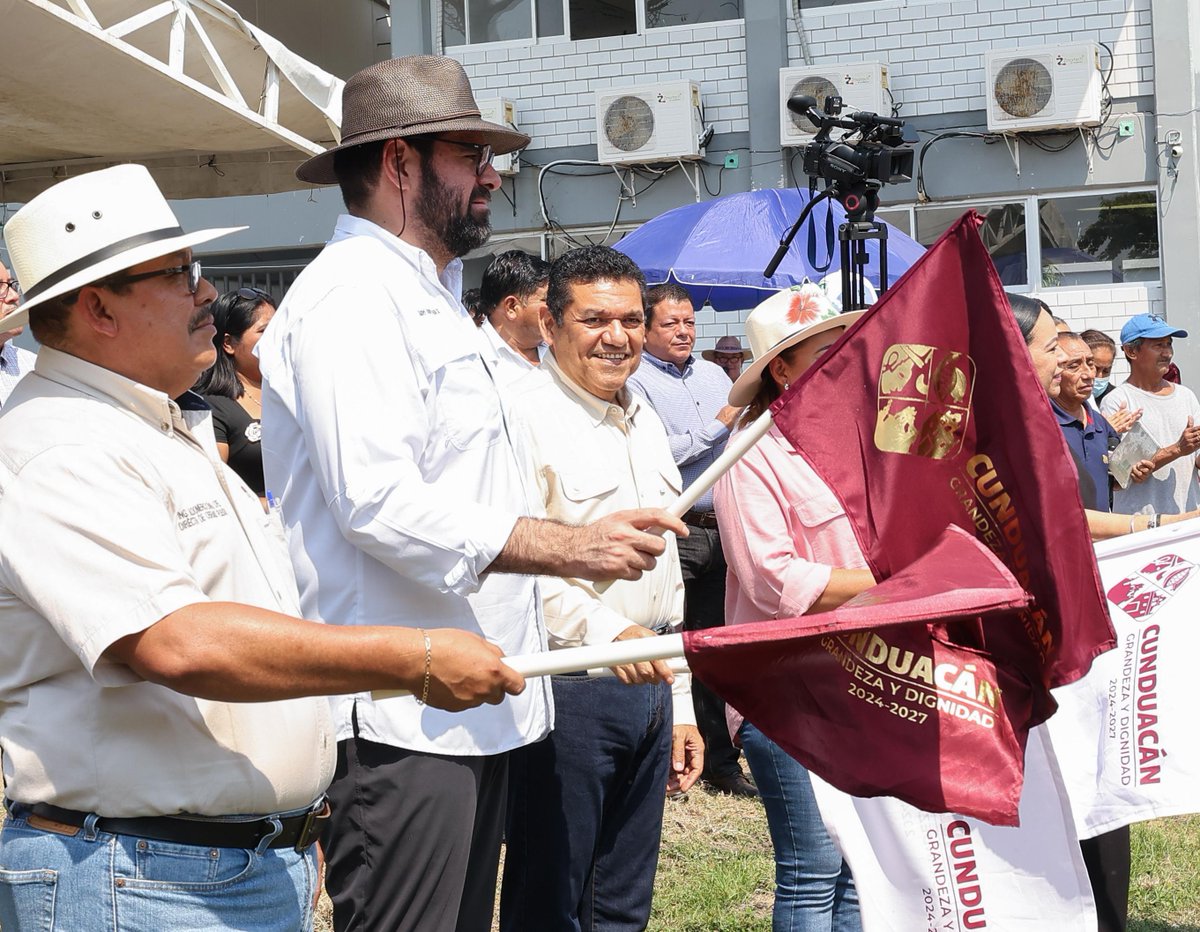 Acompañamos con mucho gusto a la Alcaldesa de #Cunduacán, <a href="/Mariadelacruzmx/">María de la Cruz López🇲🇽</a>, a las instalaciones del plantel 06 del <a href="/CobatabJoven/">Colegio de Bachilleres de Tabasco</a>, donde se construyen obras de equipamiento urbano y de infraestructura educativa con presupuesto municipal. Esto es el resultado de una buena