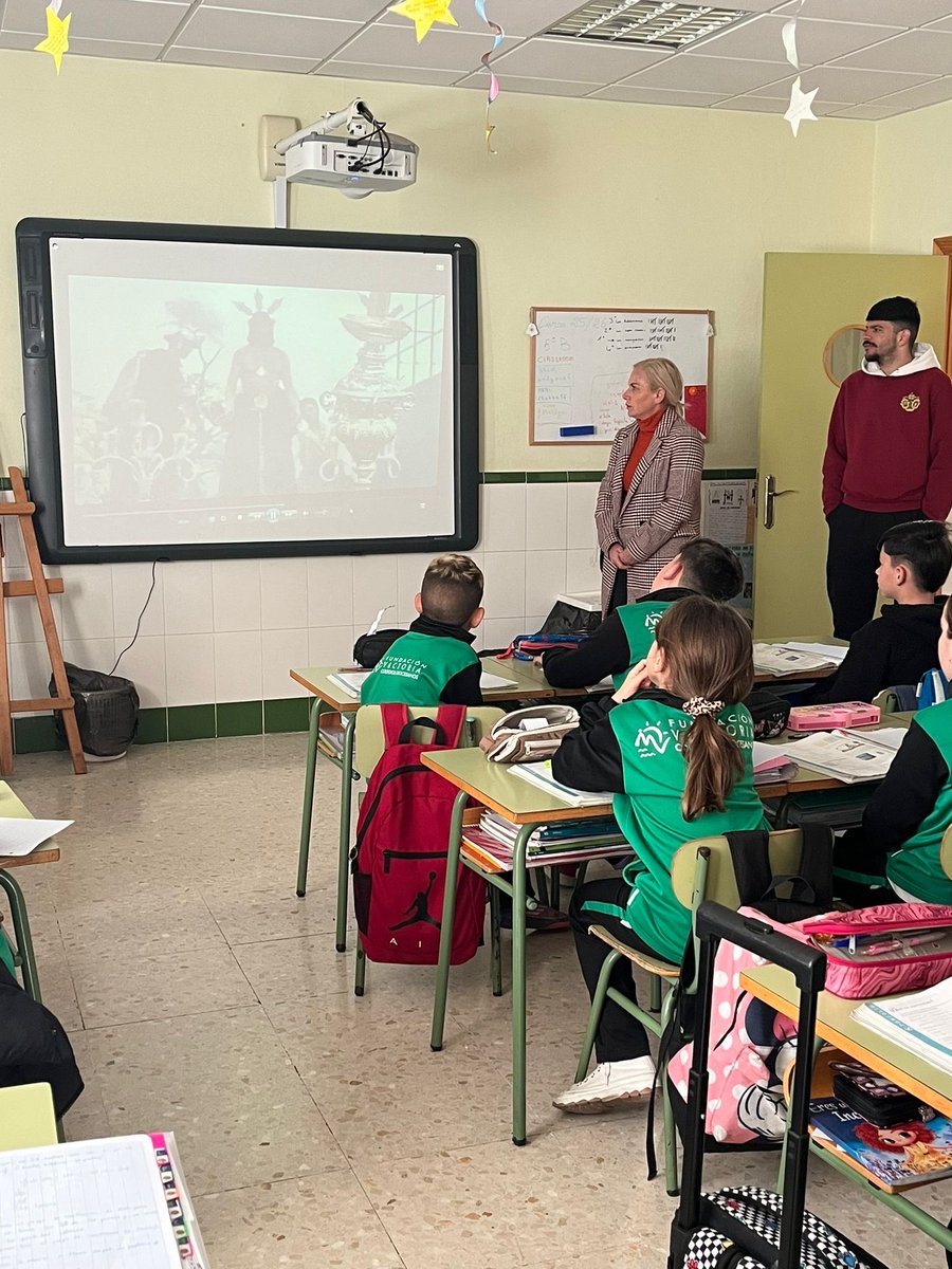 En la mañana de hoy, miembros de nuestra Corporación han acudido a las clases de nuestro querido colegio <a href="/EspirituSantoFV/">Colegio Diocesano Espíritu Santo Málaga</a> para acercar a los más pequeños nuestras tradiciones y compartir con ellos la ilusión y el sentimiento de nuestra Fe.