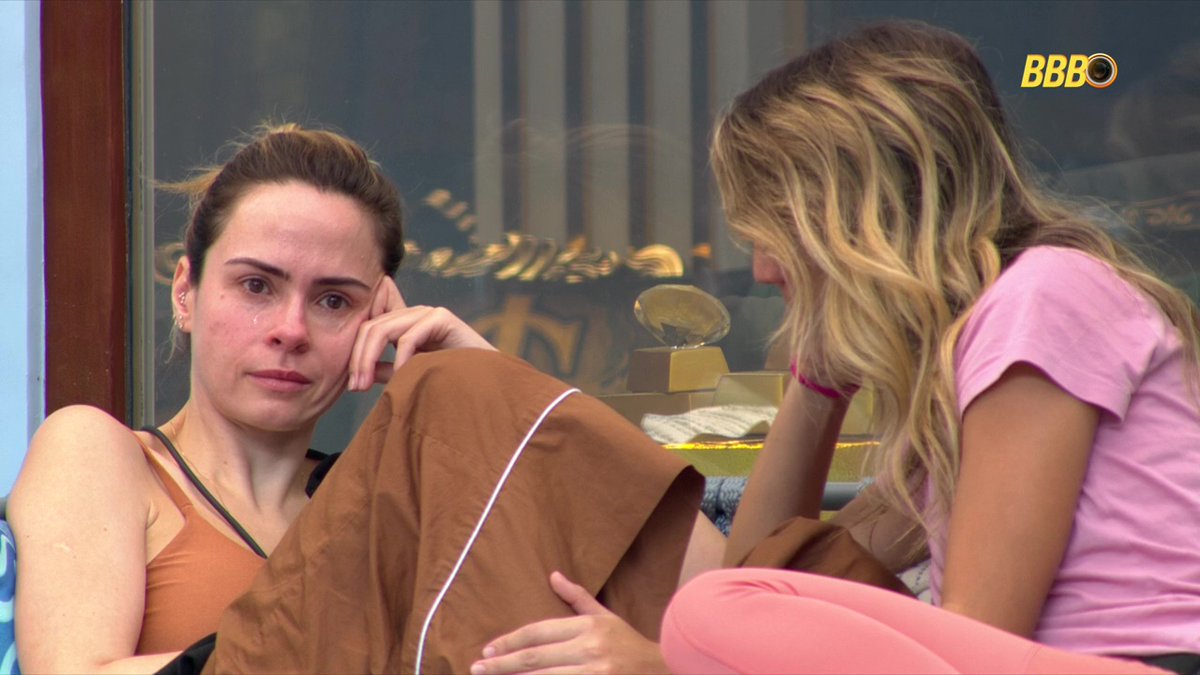 canalantenados's tweet image. Ana Paula está chorando. 

Samira: "O que a desumana tá chorando?"

Ana Paula: "O jogo perdeu a graça pra mim. Porque ninguém quer jogar comigo aqui dentro." #BBB26