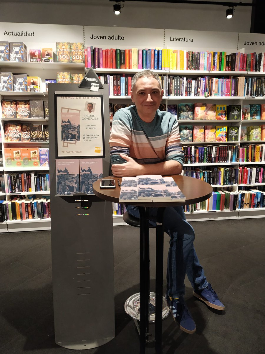 Pedropaginablog's tweet photo. Soy un empanado con eso del spam de autor... Digo, el marketing de autor. Aquí dejo unas fotos de la firma del otro día cortesía de Fnac España y Editorial Loto Azul. Se incluye un par de agradables visitas 😍😍 Gracias a los lectores y demás... https://t.co/kO0zCE461b
