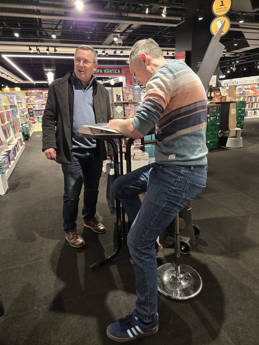 Pedropaginablog's tweet photo. Soy un empanado con eso del spam de autor... Digo, el marketing de autor. Aquí dejo unas fotos de la firma del otro día cortesía de Fnac España y Editorial Loto Azul. Se incluye un par de agradables visitas 😍😍 Gracias a los lectores y demás... https://t.co/kO0zCE461b