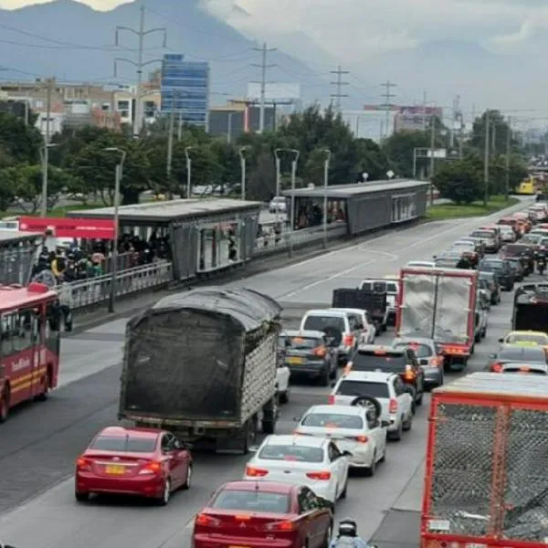 Balacera en la Autopista Norte con calle 200 (Bogotá): un policía recibió un disparo en la cara
El intercambio de disparos se generó luego de que los presuntos delincuentes no se detuvieran tras la señal de “alto” de las autoridades. Abandonaron el carro.