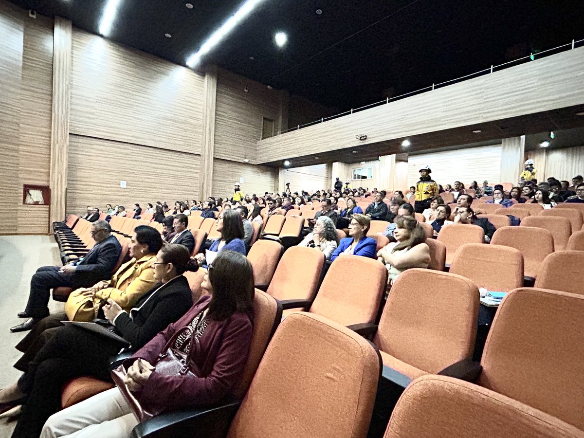 La Universidad Central del Ecuador inició jornadas de capacitación docente 2026 con un curso sobre pedagogía, investigación e IA para fortalecer la excelencia académica. 🎓