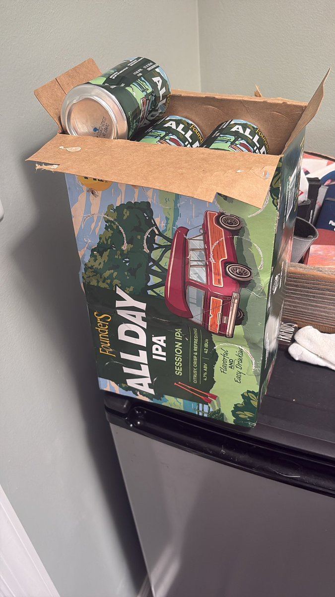 JOrsoe's tweet photo. @foundersbrewing just bought this case and one can came empty https://t.co/30TGpDqlFJ