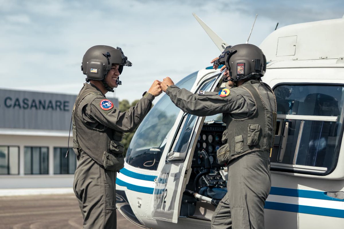 FuerzaAereaCol's tweet photo. #FotoDelDía | Antes del despegue, la confianza y el trabajo en equipo se convierten en parte esencial de cada misión de la #FuerzaAeroespacial🇨🇴 para proteger a Colombia.
#GACAS
#SeguridadYDemocracia2026 https://t.co/o2OJ249XIU