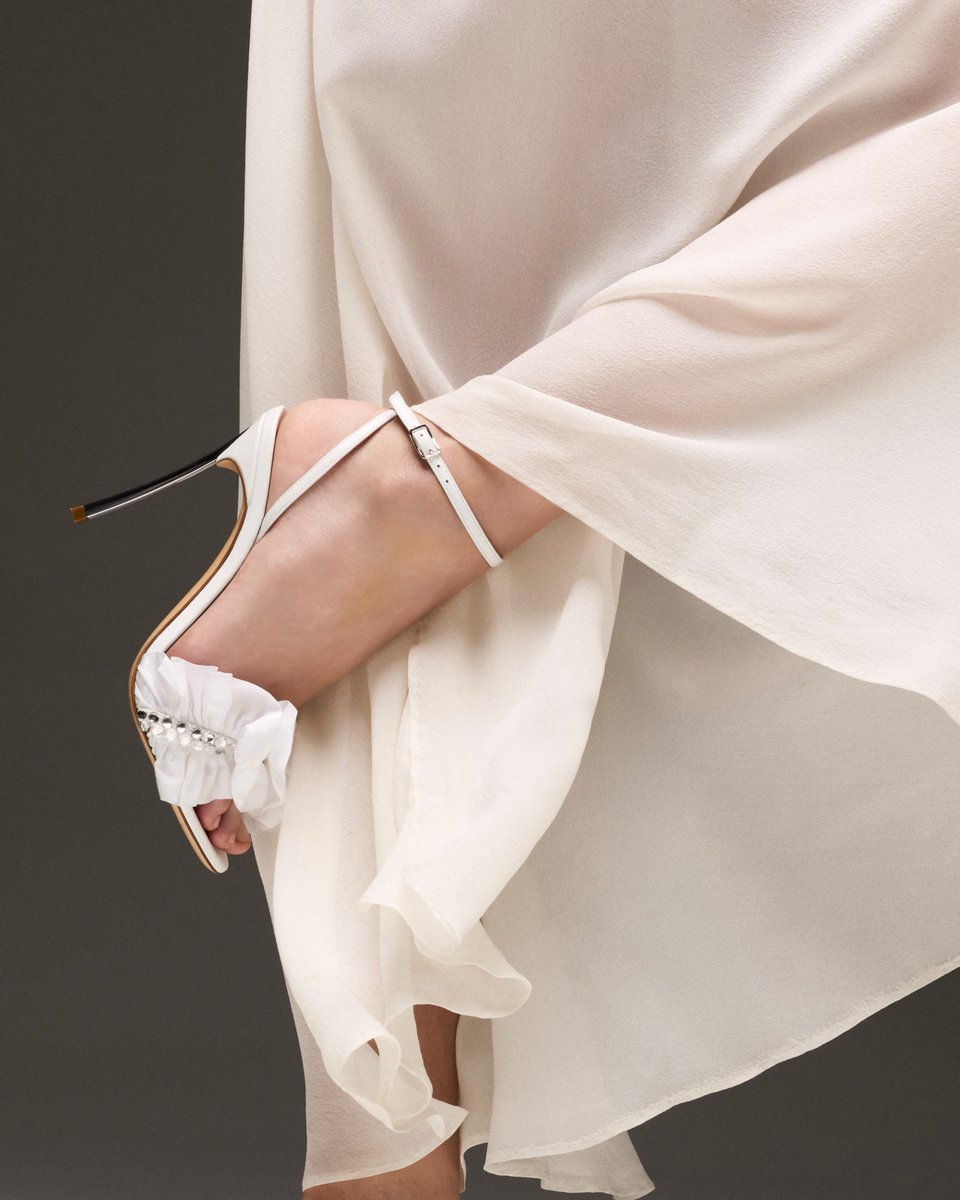 CesareCasadei's tweet photo. A whisper of white, ready for the aisle with Casadei.

#CasadeiWorld https://t.co/Inu4qyGtWM