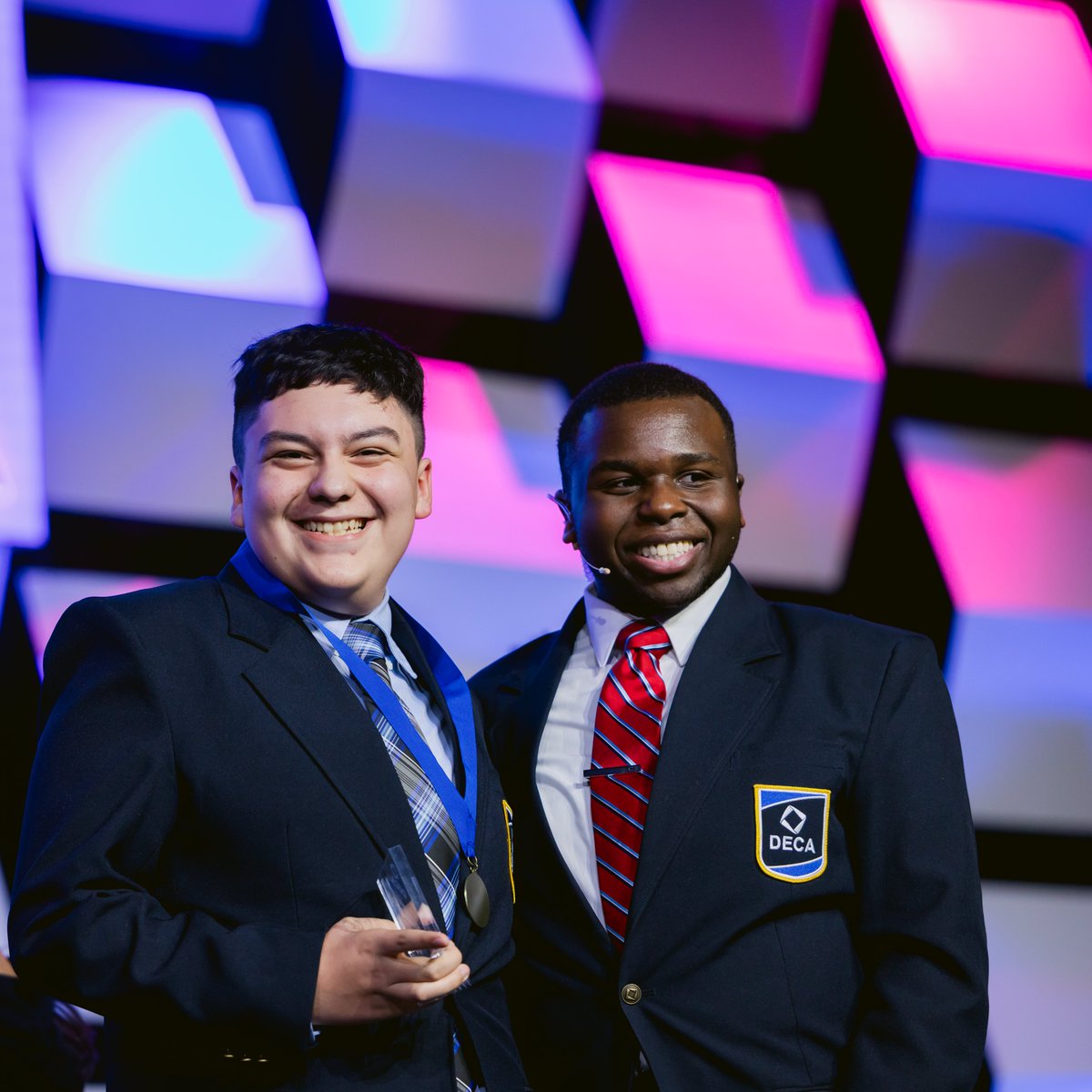 Central Magnet Deca tweet media