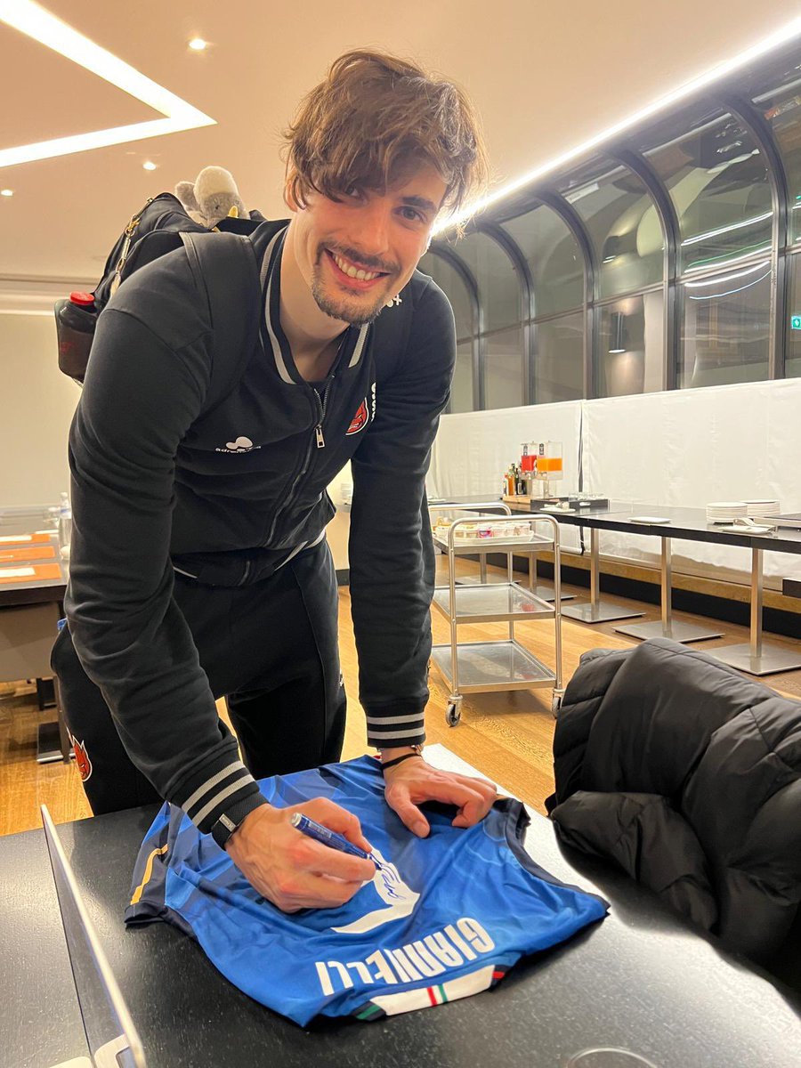 SIRVolleyPG's tweet image. La società sostiene i progetti intrapresi da Agape Sport, Onlus impegnata nel proprio territorio a supporto dei bambini e delle famiglie!

All’indirizzo ebay.us/m/FzcbCZ si potrà contribuire per aggiudicarsi la maglia azzurra firmata da Simone Giannelli.

#BlockDevils