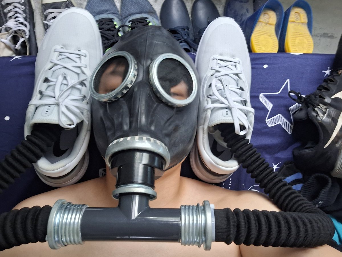 RespiratorLong's tweet photo. 這雙高爾夫球鞋怎麼這麼反差
#聞鞋 #聞襪 #鞋襪 #軍靴 #調教
#防毒面具 #salve #奴隸 #抖m https://t.co/lUbUOOA61h