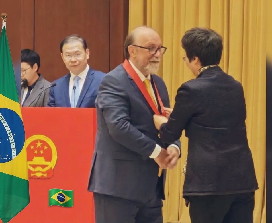 🚨ATENÇÃO| A China eleva a descoberta de cientista brasileiro ao status de PRIORIDADE ESTRATÉGICA NACIONAL no seu novo Plano Quinquenal! 🇧🇷🇨🇳

Muito antes do interesse global, o brasileiro Miguel Nicolelis (<a href="/MiguelNicolelis/">Miguel Nicolelis</a>) desbravou a interface Cérebro-Máquina  e provou ao