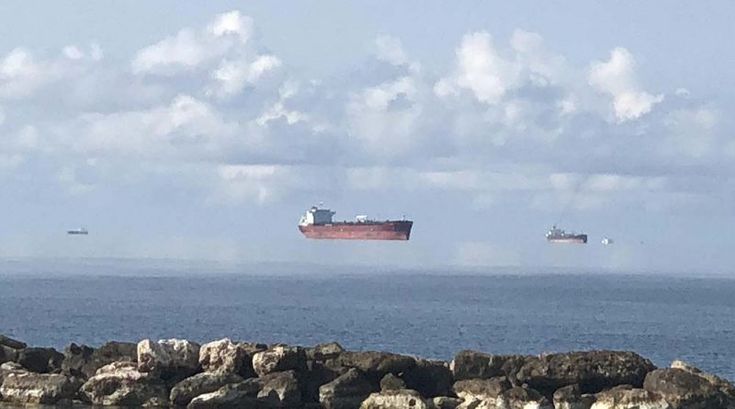 El espejismo de la “Fata Morgana”.

Hace que barcos y objetos lejanos parezcan levitar sobre el mar.
La causa es una inversión térmica que crea una especie de lente atmosférica, curvando la luz y deformando la imagen.
Por eso a veces el horizonte parece romper las leyes de la